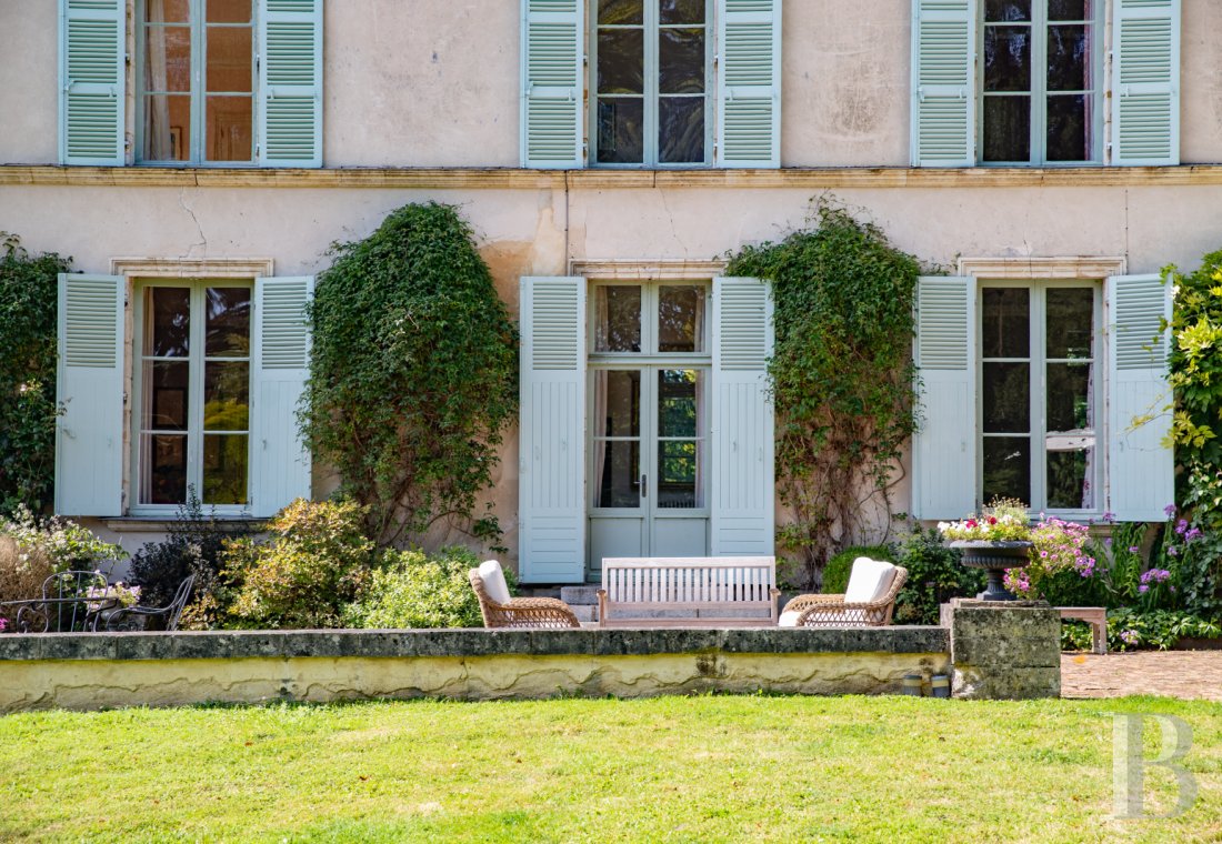 Dans le Perche, au nord-est de Bellême, une maison des 18e et 19e siècle au milieu de grands arbres  - photo  n°10